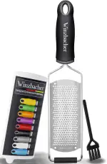 Winzbacher - Premium Zester Reibe I Parmesanreibe, Zitronenreibe, Muskatnuss Reibe, Ingwerreibe u.v.m. I rasiermesserscharfe Edelstahl Klinge I Spülmaschinenfest I inkl. Schụtz & Reinigungsbürste