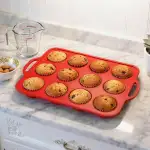 Muffin Backform Silikon mit Metallrahmen für 12 Muffins, Antihaft Muffinform Silikon 12er, BPA-Freie Muffinblech Muffinformen, Muffinbackformen für Cupcakes, Pudding, Brownies, Rot