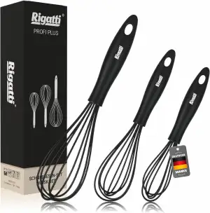 Rigatti® Silikon Schneebesen 3er Set Schwarz mit Edelstahl, hitzebeständig & BPA-frei, kratzfrei für Teflon, ergonomische Rührbesen Küche, Größen 28/26/23 cm, Aufschäumen Mixen, einfache Reinigung